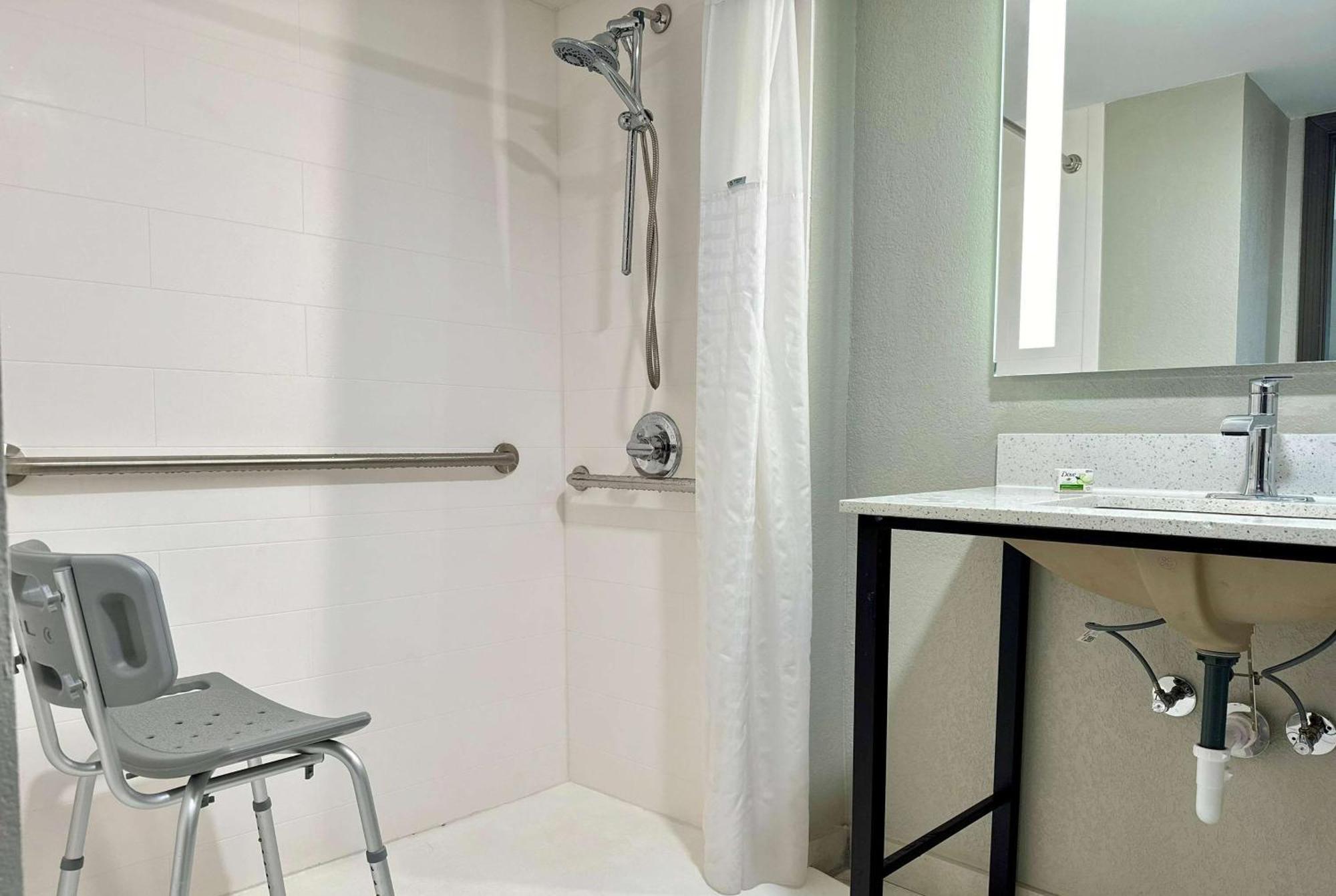 La Quinta Inn By Wyndham Huntsville Research Park Esterno foto
